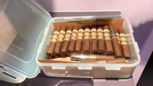 tuppedor full with cigars